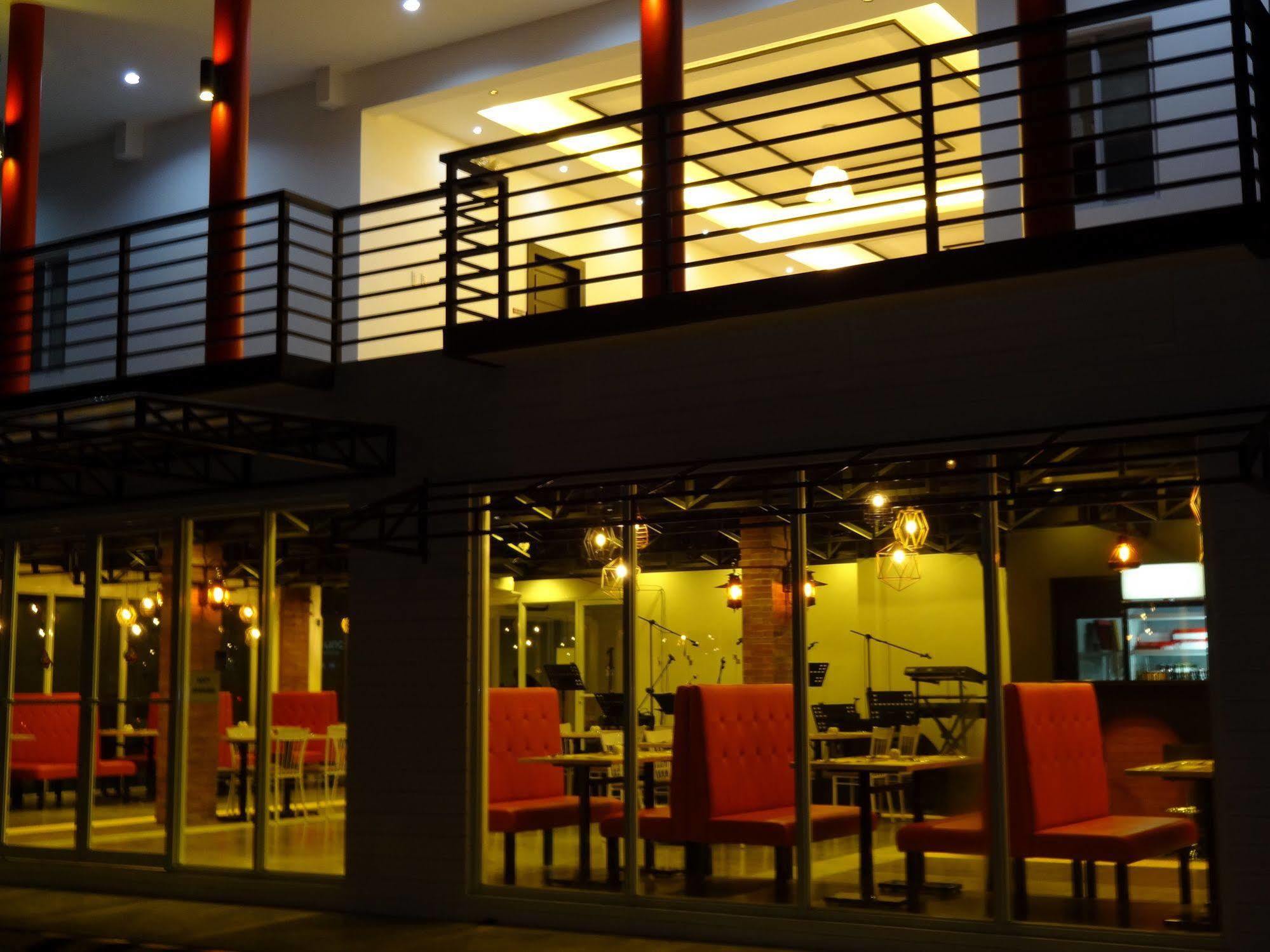 Capital O 642 The Junction Tagaytay Hotel Tagaytay City Kültér fotó