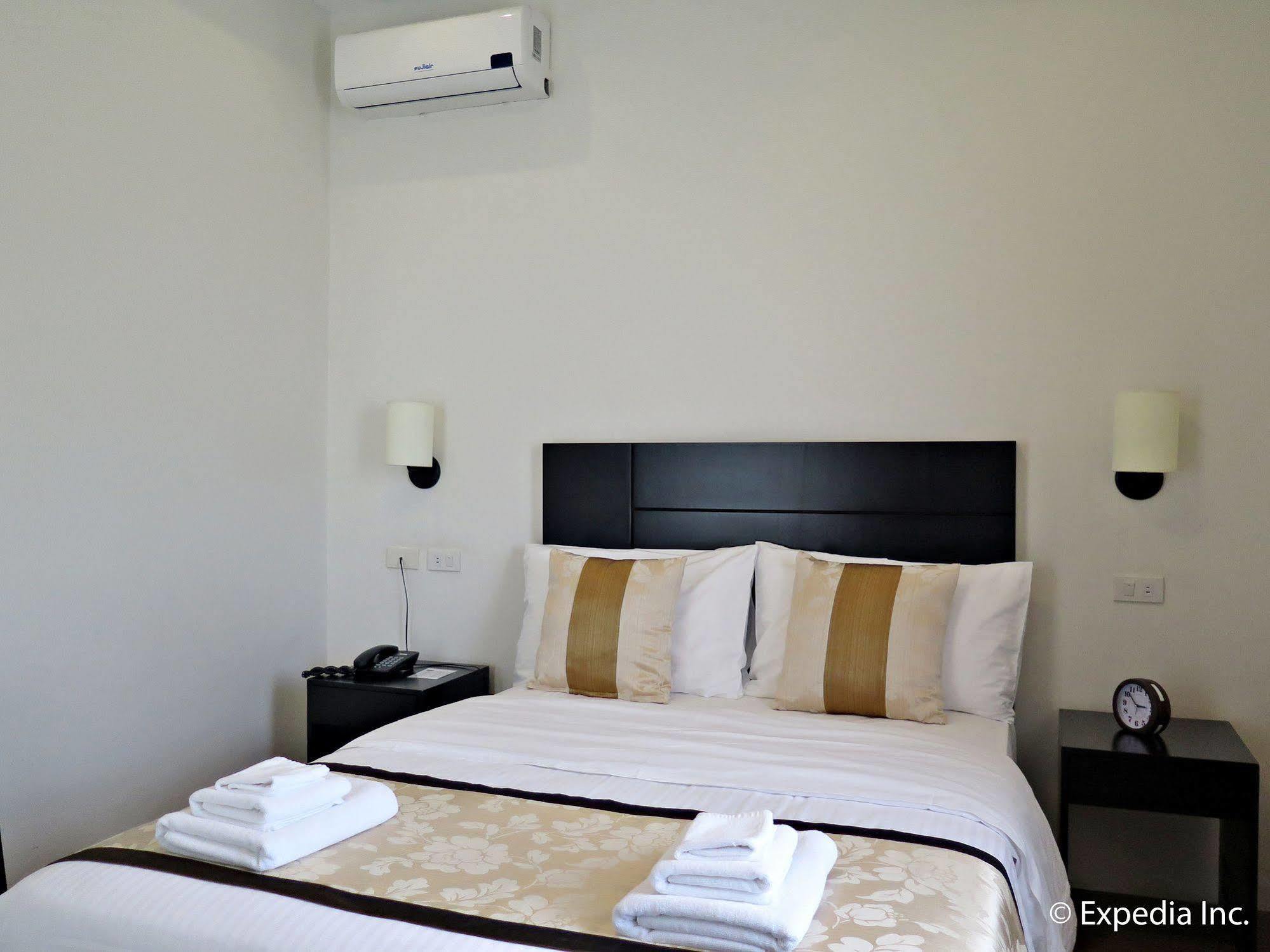 Capital O 642 The Junction Tagaytay Hotel Tagaytay City Kültér fotó