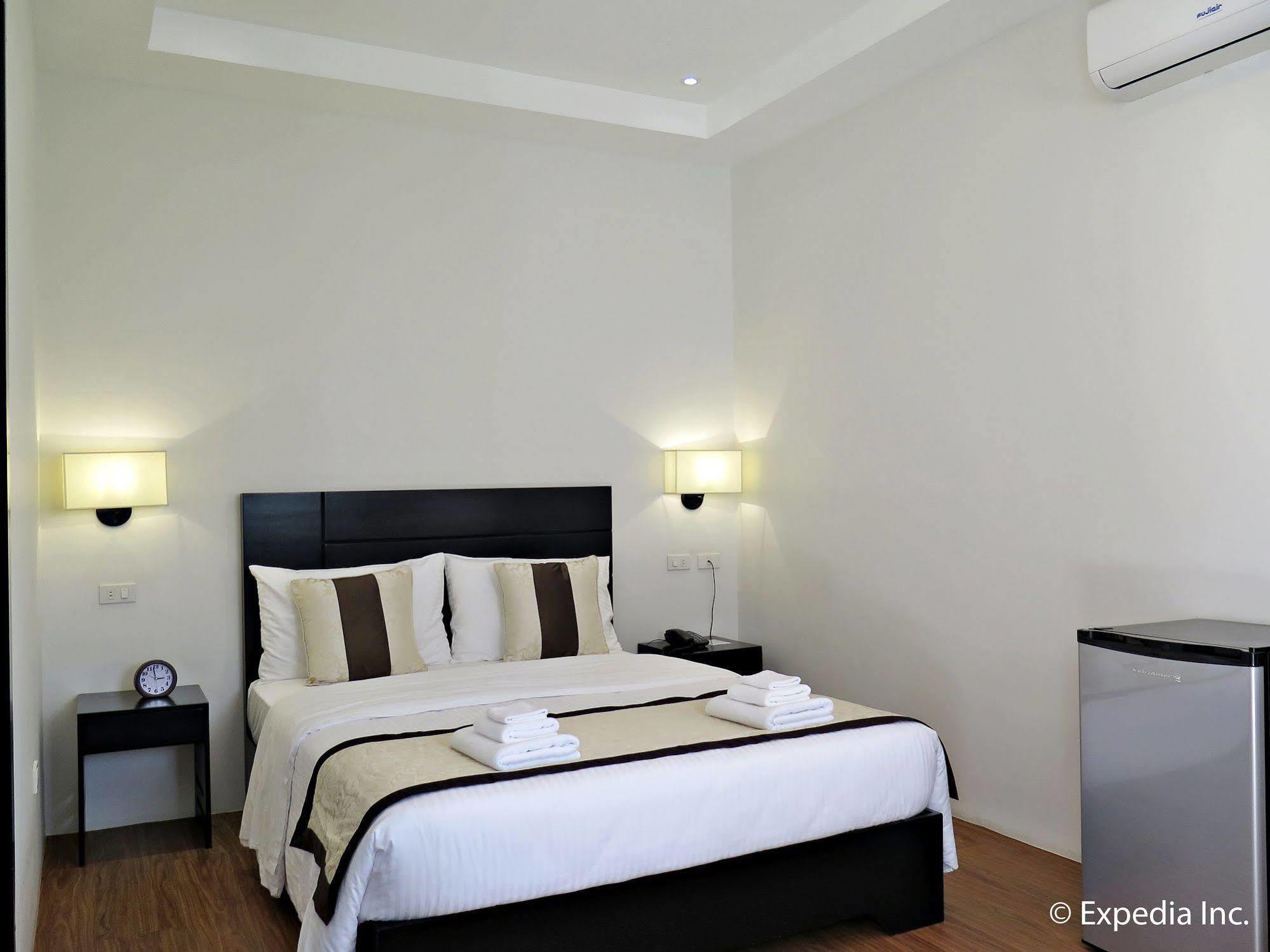 Capital O 642 The Junction Tagaytay Hotel Tagaytay City Kültér fotó