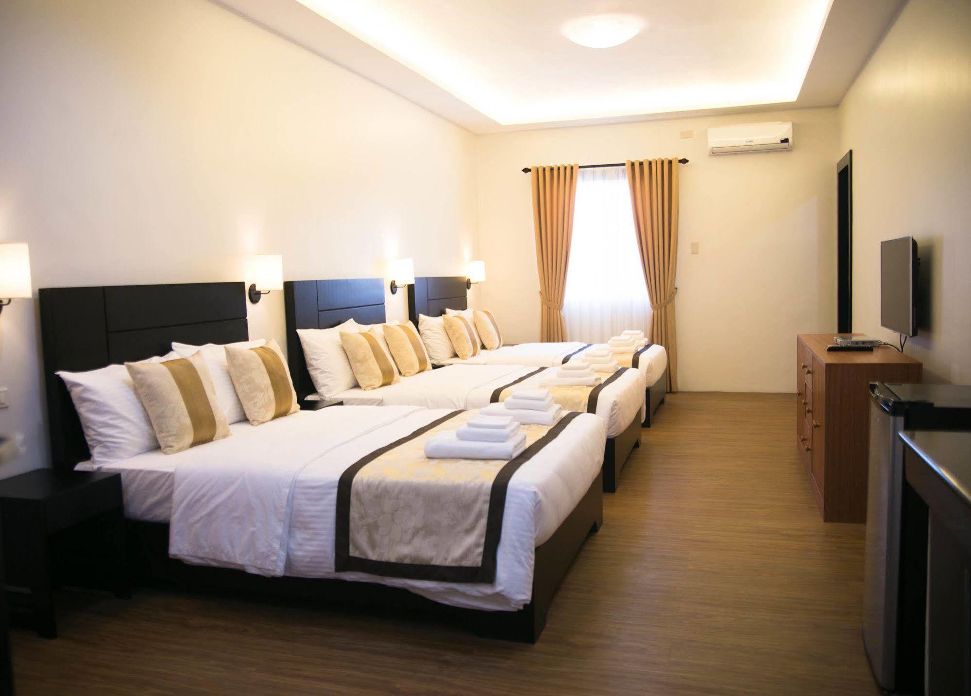 Capital O 642 The Junction Tagaytay Hotel Tagaytay City Kültér fotó