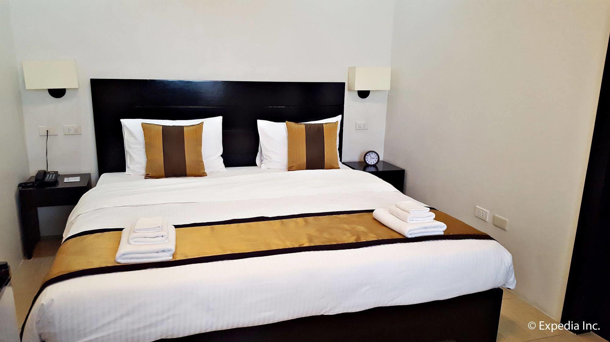 Capital O 642 The Junction Tagaytay Hotel Tagaytay City Kültér fotó