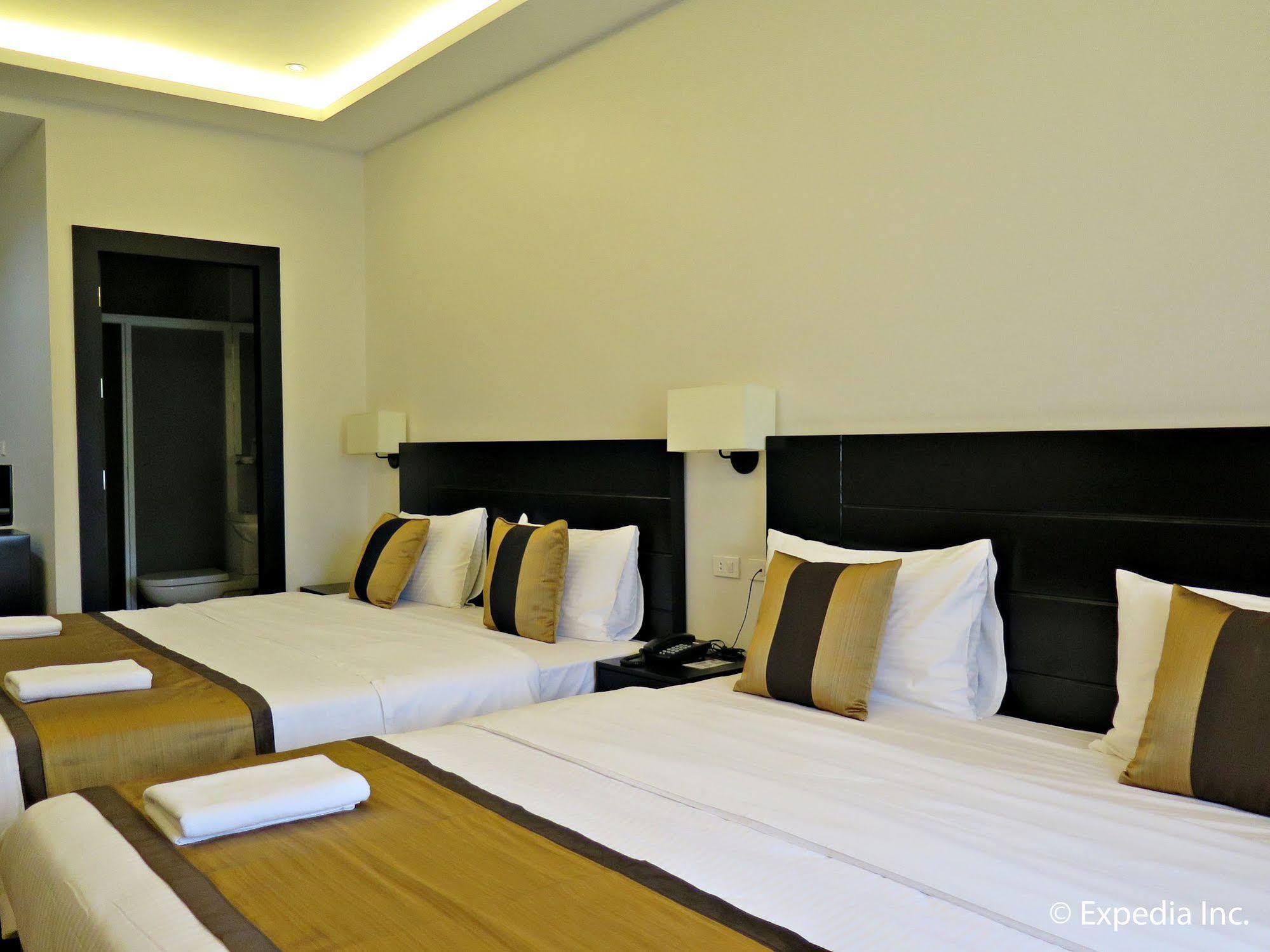 Capital O 642 The Junction Tagaytay Hotel Tagaytay City Kültér fotó