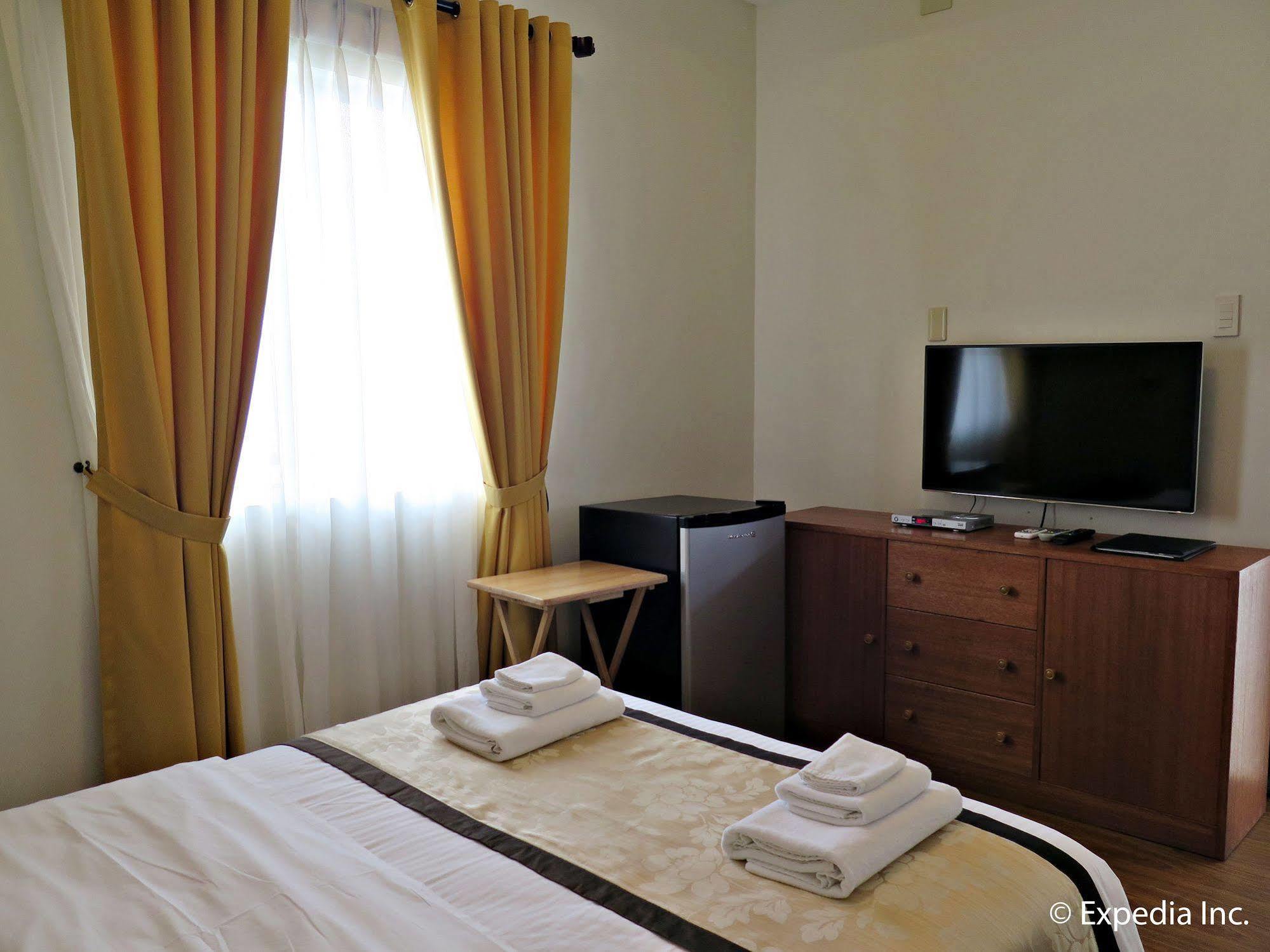 Capital O 642 The Junction Tagaytay Hotel Tagaytay City Kültér fotó
