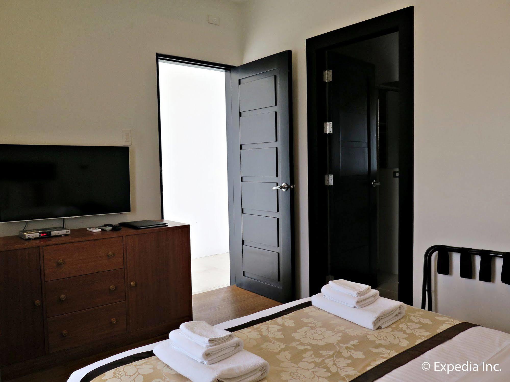 Capital O 642 The Junction Tagaytay Hotel Tagaytay City Kültér fotó