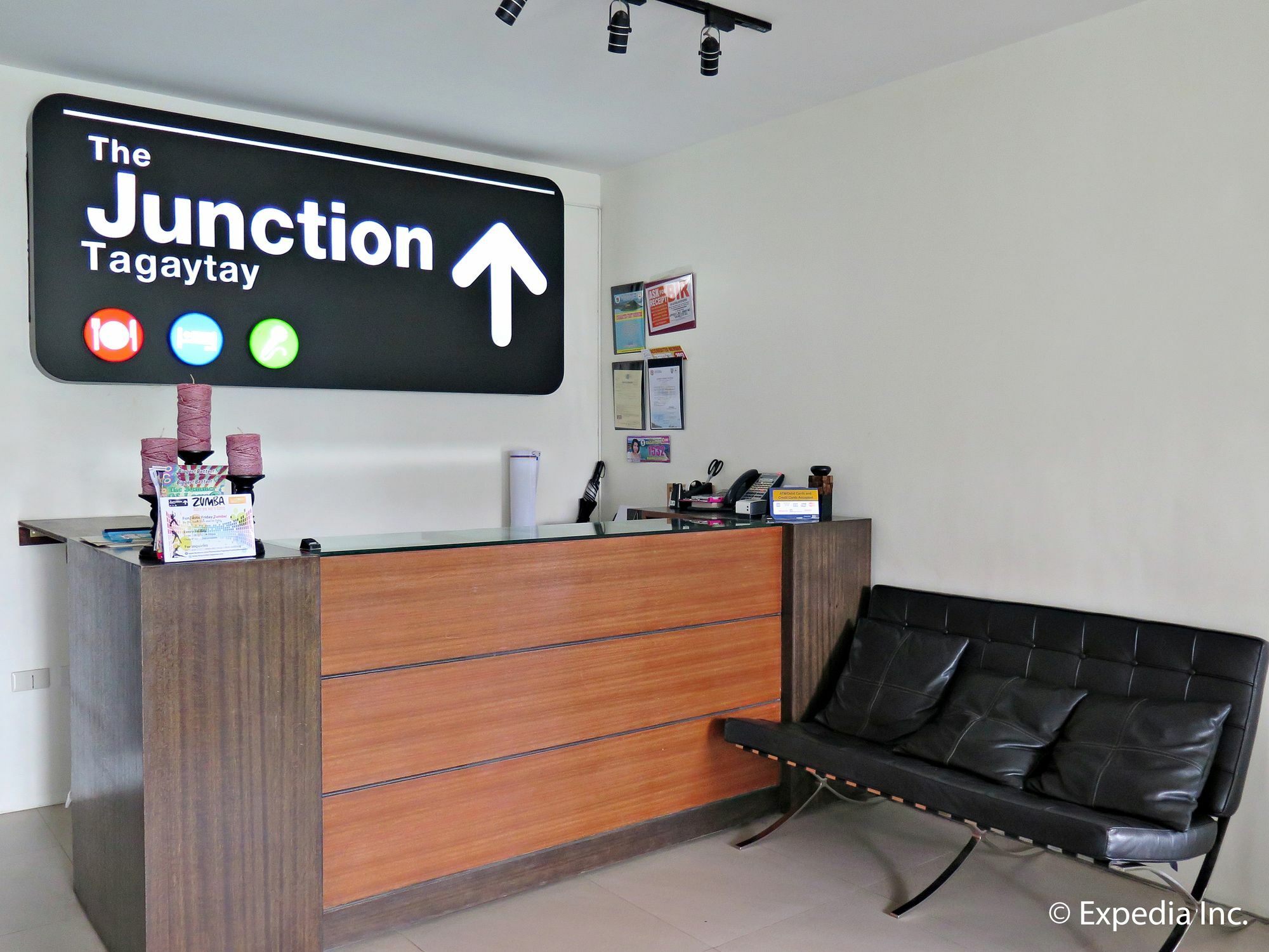Capital O 642 The Junction Tagaytay Hotel Tagaytay City Kültér fotó